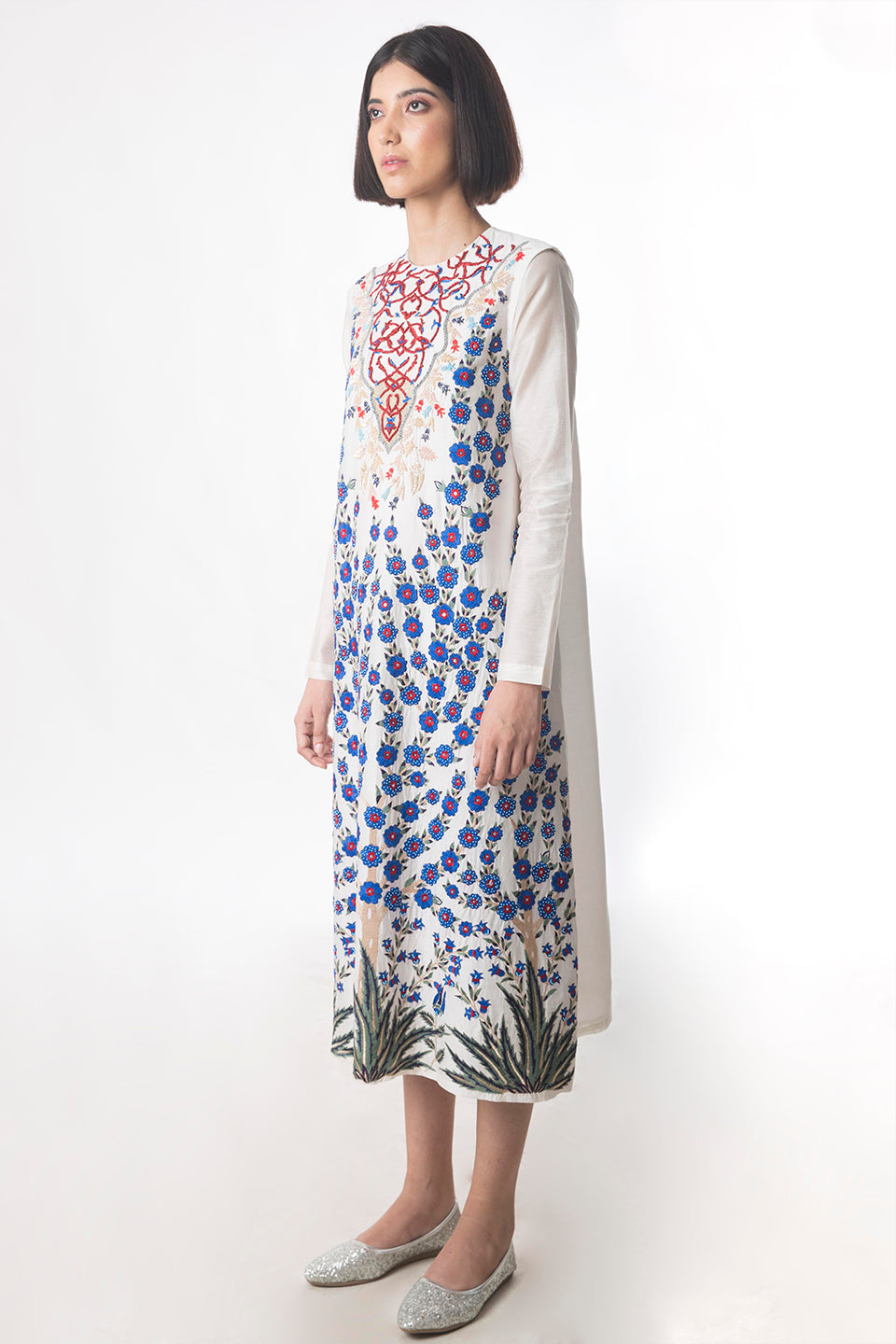 Embroidered Chanderi Kurta Set in White - sakshamneharicka.com