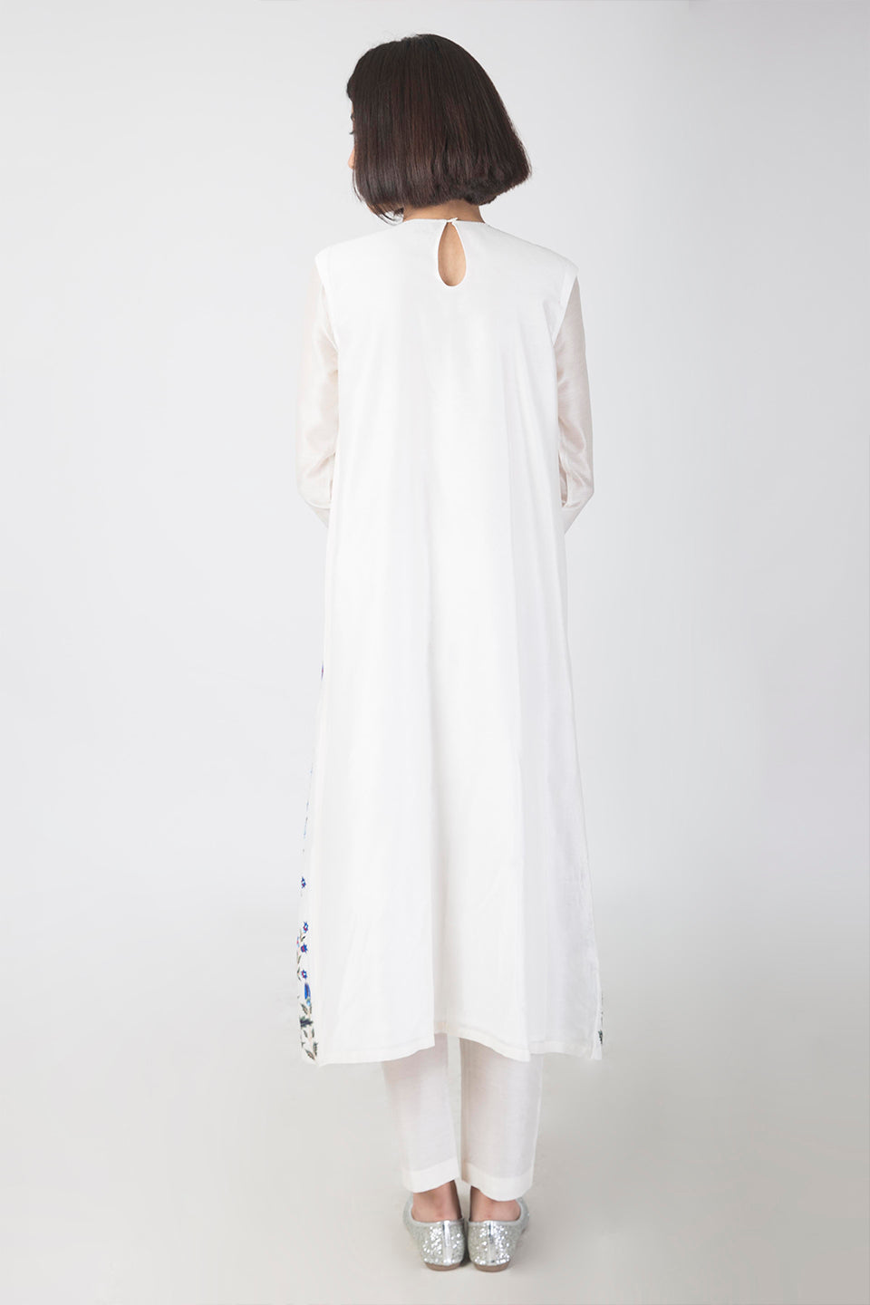 Embroidered Chanderi Kurta Set in White - sakshamneharicka.com